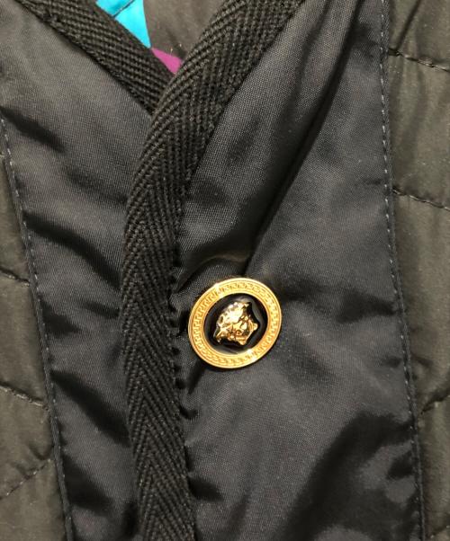 VERSACE（ヴェルサーチ）VERSACE (ヴェルサーチ) リバーシブルキルティングジャケット ブラック×パープル サイズ:48の古着・服飾アイテム