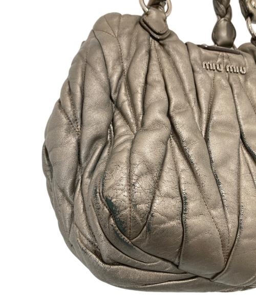 MIU MIU（ミュウミュウ）MIU MIU (ミュウミュウ) ハンドバッグ　マテラッセ シルバーの古着・服飾アイテム
