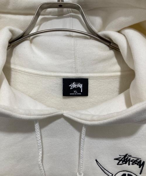 stussy（ステューシー）stussy (ステューシー) Skull & Bones Pigment Dyed Hoodie 「スカル アンド ボーンズ ピグメント ダイド フーディ ホワイト サイズ:XLの古着・服飾アイテム