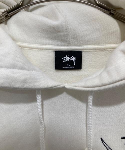 stussy（ステューシー）stussy (ステューシー) Skull & Bones Pigment Dyed Hoodie 「スカル アンド ボーンズ ピグメント ダイド フーディ ホワイト サイズ:XLの古着・服飾アイテム
