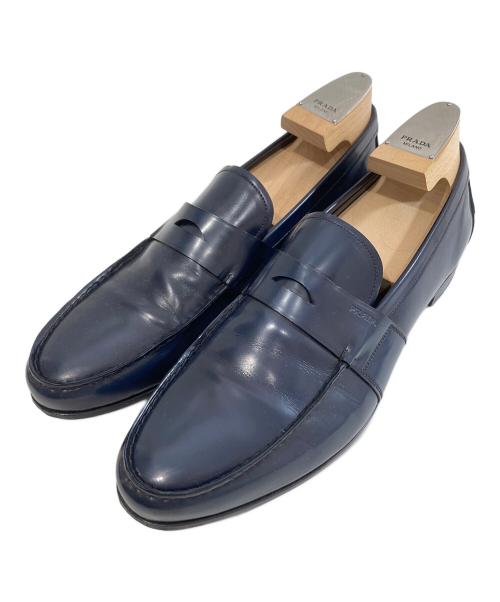 PRADA（プラダ）PRADA (プラダ) ロゴエンボスローファー ネイビー サイズ:9 1/2の古着・服飾アイテム