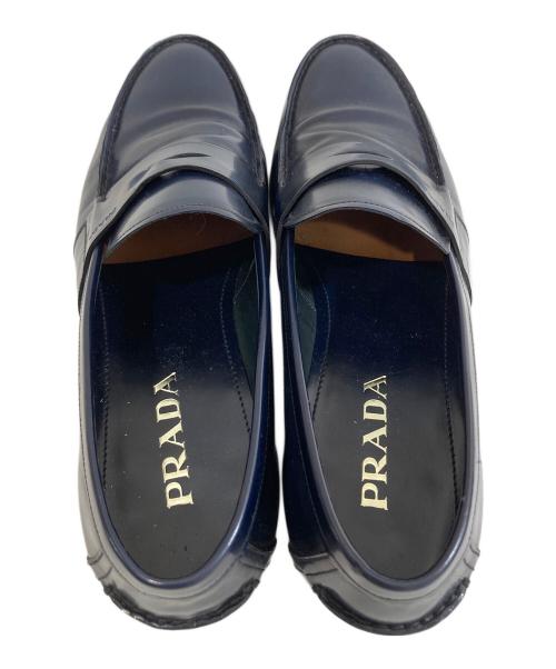 PRADA（プラダ）PRADA (プラダ) ロゴエンボスローファー ネイビー サイズ:9 1/2の古着・服飾アイテム