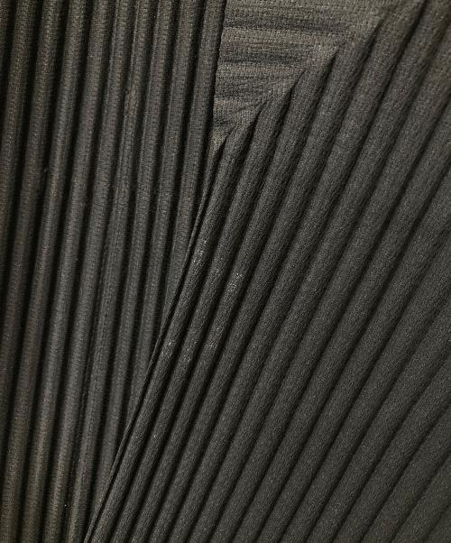 HOMME PLISSE ISSEY MIYAKE（オム プリッセ イッセイ ミヤケ）HOMME PLISSE ISSEY MIYAKE (オム プリッセ イッセイ ミヤケ) BASICS ロングスリーブ プリーツカーディガン HP55JL141 ブラック サイズ:２の古着・服飾アイテム