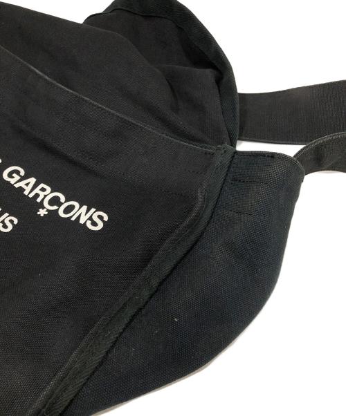 COMME des GARCONS HOMME PLUS（コムデギャルソンオムプリュス）COMME des GARCONS HOMME PLUS (コムデギャルソンオムプリュス) コットンツイルロゴニュースペーパーバッグ PS-K202 ブラックの古着・服飾アイテム