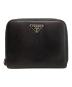 PRADA（プラダ）の古着「サフィアーノトライアングル 二つ折り財布　M606X」｜ブラック