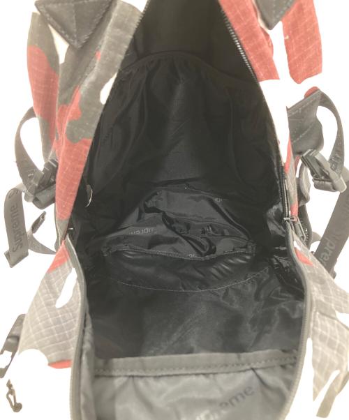 SUPREME（シュプリーム）SUPREME (シュプリーム) Logo Backpack (Red Camo)　ロゴバックパック（レッドカモ）26SS レッド×ブラックの古着・服飾アイテム