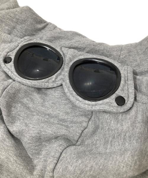 C.P COMPANY（シーピーカンパニー）C.P COMPANY (シーピーカンパニー) GOGGLES SWEAT PARKA ゴーグルズ スウェット パーカー 07CMSS003A グレー サイズ:Mの古着・服飾アイテム