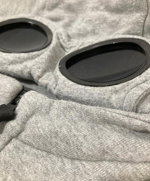 C.P COMPANY（シーピーカンパニー）C.P COMPANY (シーピーカンパニー) GOGGLES SWEAT PARKA ゴーグルズ スウェット パーカー 07CMSS003A グレー サイズ:Mの古着・服飾アイテム