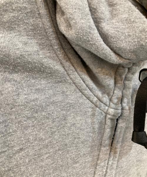 C.P COMPANY（シーピーカンパニー）C.P COMPANY (シーピーカンパニー) GOGGLES SWEAT PARKA ゴーグルズ スウェット パーカー 07CMSS003A グレー サイズ:Mの古着・服飾アイテム