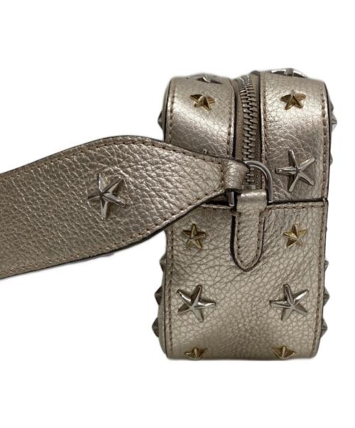 JIMMY CHOO（ジミーチュウ）JIMMY CHOO (ジミーチュウ) PEGASI CAMERA BAG　ペガシ カメラバッグ シルバーの古着・服飾アイテム