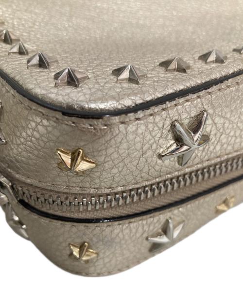 JIMMY CHOO（ジミーチュウ）JIMMY CHOO (ジミーチュウ) PEGASI CAMERA BAG　ペガシ カメラバッグ シルバーの古着・服飾アイテム