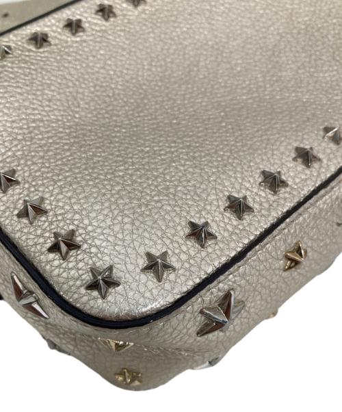 JIMMY CHOO（ジミーチュウ）JIMMY CHOO (ジミーチュウ) PEGASI CAMERA BAG　ペガシ カメラバッグ シルバーの古着・服飾アイテム