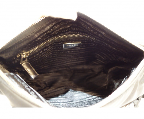 PRADA（プラダ）PRADA (プラダ) ナイロンショルダーバッグ ブラック BT0909 工場番号165の古着・服飾アイテム