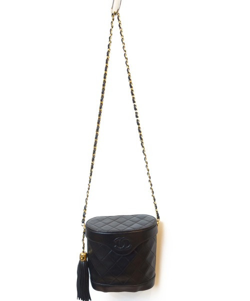 CHANEL（シャネル）CHANEL (シャネル) タッセルチェーンショルダーバッグ ブラック マトラッセ 1871979の古着・服飾アイテム