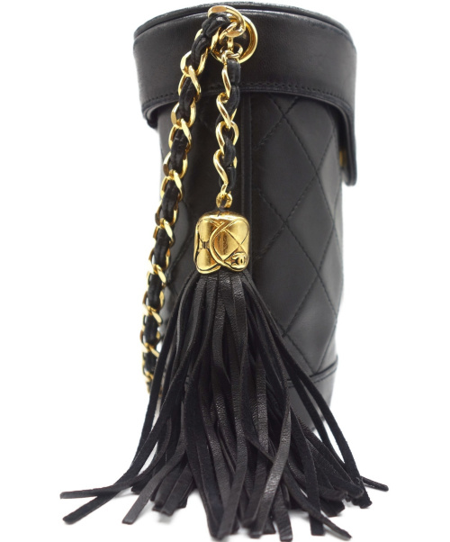 CHANEL（シャネル）CHANEL (シャネル) タッセルチェーンショルダーバッグ ブラック マトラッセ 1871979の古着・服飾アイテム