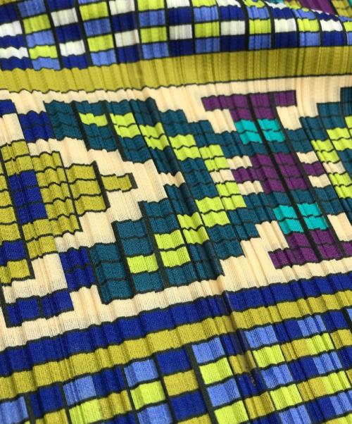 PLEATS PLEASE（プリーツプリーズ）PLEATS PLEASE (プリーツプリーズ) 変形サークル転写ブラウス マルチカラー サイズ:-の古着・服飾アイテム