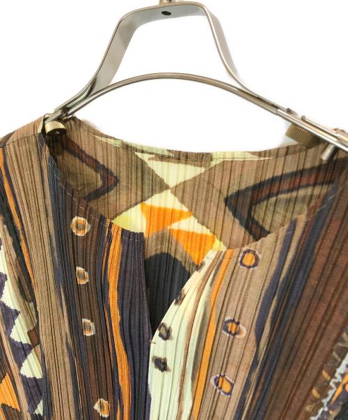 PLEATS PLEASE（プリーツプリーズ）PLEATS PLEASE (プリーツプリーズ) エスニック柄転写プリーツブラウス ブラウン サイズ:3の古着・服飾アイテム