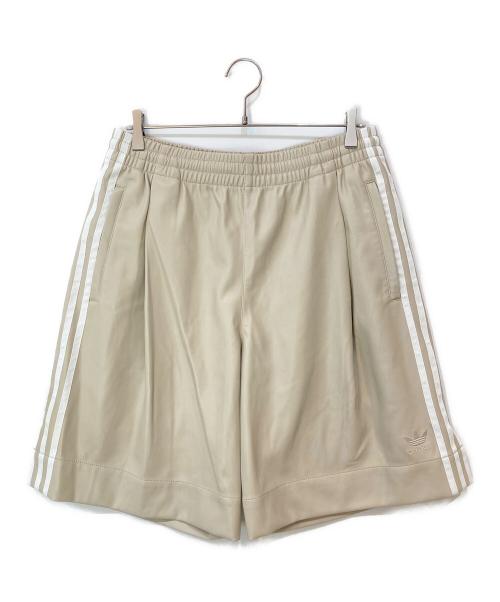 adidas（アディダス）adidas (アディダス) フェイクレザー アディカラー スリーストライプスショーツ ベージュ サイズ:XLの古着・服飾アイテム
