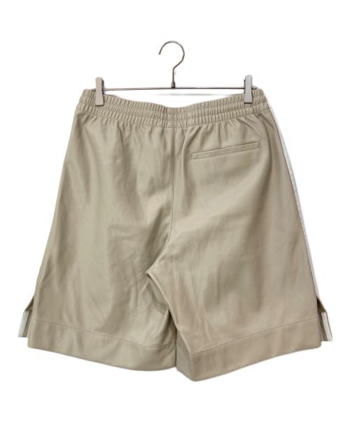 adidas（アディダス）adidas (アディダス) フェイクレザー アディカラー スリーストライプスショーツ ベージュ サイズ:XLの古着・服飾アイテム