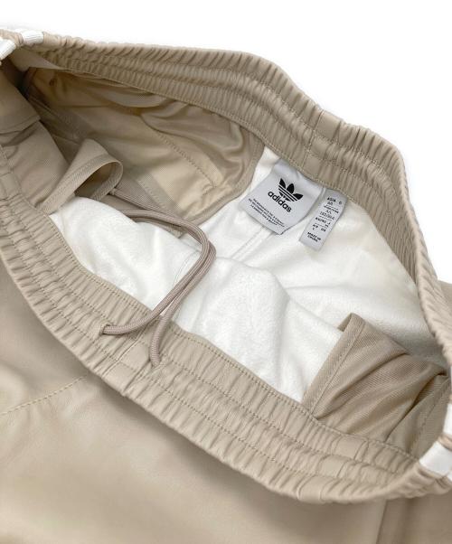 adidas（アディダス）adidas (アディダス) フェイクレザー アディカラー スリーストライプスショーツ ベージュ サイズ:XLの古着・服飾アイテム