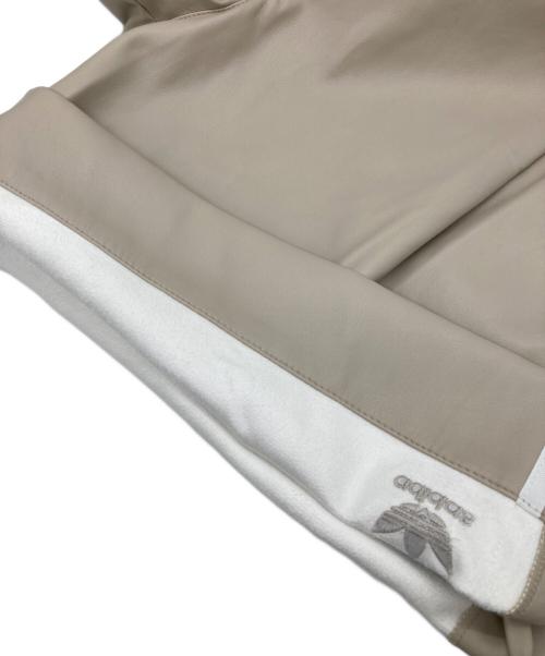 adidas（アディダス）adidas (アディダス) フェイクレザー アディカラー スリーストライプスショーツ ベージュ サイズ:XLの古着・服飾アイテム