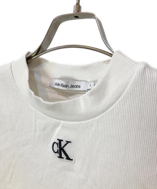 Calvin Klein Jeans（カルバンクラインジーンズ）Calvin Klein Jeans (カルバンクラインジーンズ) MONOGRAM LOGO SLIM FIT CROPPED T-SHIRT モノグラムロゴ スリムフィット クロップドTシャツ  ホワイト サイズ:Sの古着・服飾アイテム