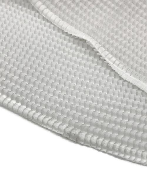 ISSEY MIYAKE me（イッセイ ミヤケ ミー）ISSEY MIYAKE me (イッセイ ミヤケ ミー) ワッフルプリーツカーディガン ホワイト サイズ:-の古着・服飾アイテム