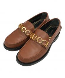 GUCCI（グッチ）の古着「メタルロゴ ローファー」｜ブラウン