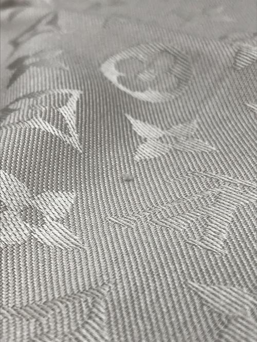 LOUIS VUITTON（ルイ ヴィトン）LOUIS VUITTON (ルイ ヴィトン) ショール・モノグラム シャイン グレージュ サイズ:-の古着・服飾アイテム