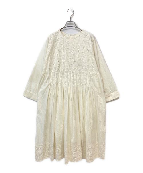 TSUHARU by samansa Mos2（ツハル バイ サマンサモスモス）TSUHARU by samansa Mos2 (ツハル バイ サマンサモスモス) 刺繍切替タックワンピース ホワイト サイズ:-の古着・服飾アイテム