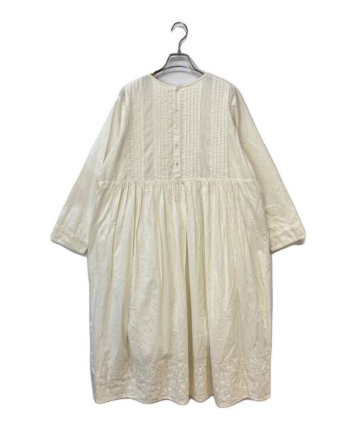 TSUHARU by samansa Mos2（ツハル バイ サマンサモスモス）TSUHARU by samansa Mos2 (ツハル バイ サマンサモスモス) 刺繍切替タックワンピース ホワイト サイズ:-の古着・服飾アイテム