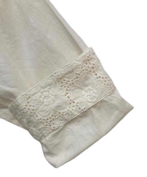 TSUHARU by samansa Mos2（ツハル バイ サマンサモスモス）TSUHARU by samansa Mos2 (ツハル バイ サマンサモスモス) 刺繍切替タックワンピース ホワイト サイズ:-の古着・服飾アイテム