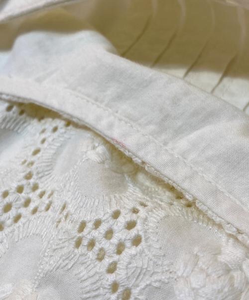 TSUHARU by samansa Mos2（ツハル バイ サマンサモスモス）TSUHARU by samansa Mos2 (ツハル バイ サマンサモスモス) 刺繍切替タックワンピース ホワイト サイズ:-の古着・服飾アイテム