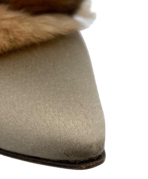 Manolo Blahnik（マノロブラニク）Manolo Blahnik (マノロブラニク) ファー付ヒールパンプス ベージュ サイズ:38の古着・服飾アイテム