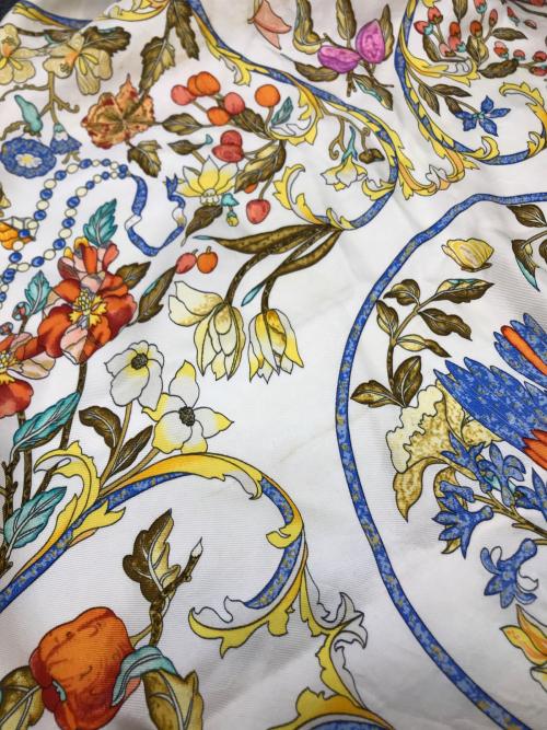 HERMES（エルメス）HERMES (エルメス) 東洋の石と西洋の石細工 カレ90 シルクスカーフ ホワイト×ネイビー サイズ:-の古着・服飾アイテム