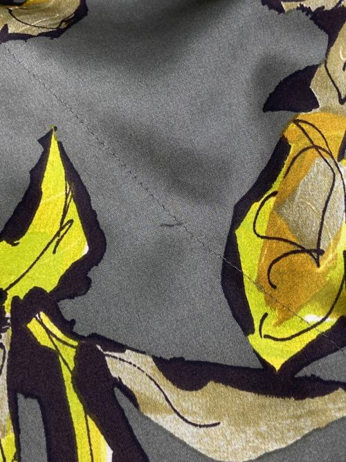 TOMORROW LAND collection（トゥモローランドコレクション）TOMORROW LAND collection (トゥモローランドコレクション) フィーラーフラワープリント フレアスリーブブラウス ブラウン×イエロー サイズ:36の古着・服飾アイテム