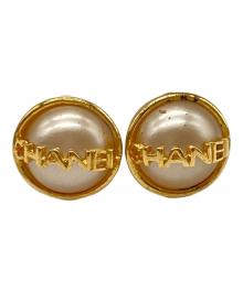 CHANEL（シャネル）の古着「パールロゴイヤリング」｜ゴールド