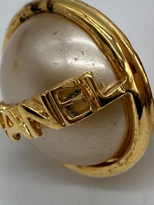 CHANEL（シャネル）CHANEL (シャネル) パールロゴイヤリング ゴールド サイズ:-の古着・服飾アイテム