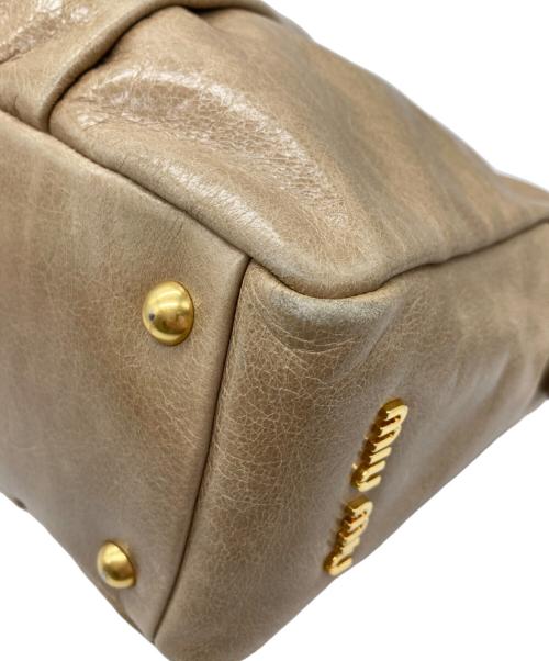 MIU MIU（ミュウミュウ）MIU MIU (ミュウミュウ) BAULETTO ハンドステッチギャザー ミニボストンバッグ ベージュ サイズ:-の古着・服飾アイテム