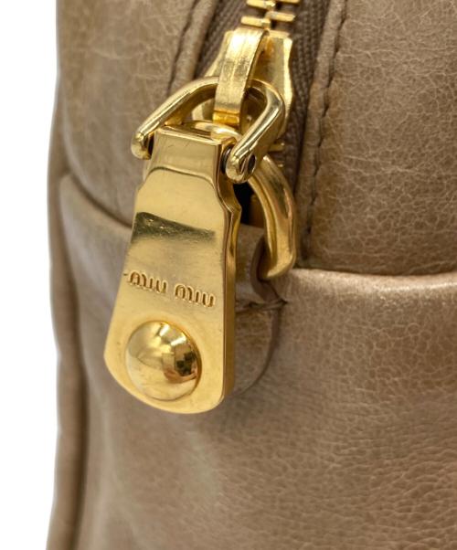 MIU MIU（ミュウミュウ）MIU MIU (ミュウミュウ) BAULETTO ハンドステッチギャザー ミニボストンバッグ ベージュ サイズ:-の古着・服飾アイテム