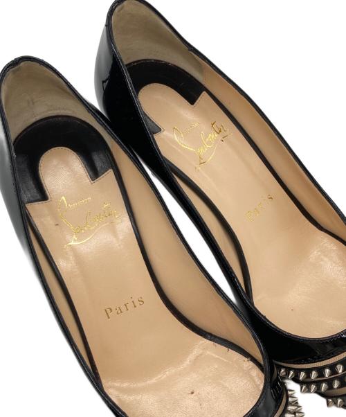 Christian Louboutin（クリスチャン・ルブタン）Christian Louboutin (クリスチャン・ルブタン) スタッズ ポインテッドトゥ エナメル ヒールパンプス ブラック サイズ:37の古着・服飾アイテム