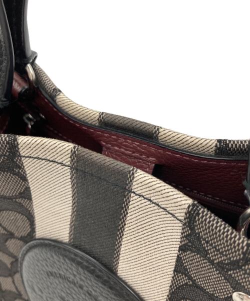 COACH（コーチ）COACH (コーチ) デンプシー トート 22 シグネチャー ジャカード ウィズ ストライプ アンド コーチ パッチ ブラック サイズ:-の古着・服飾アイテム