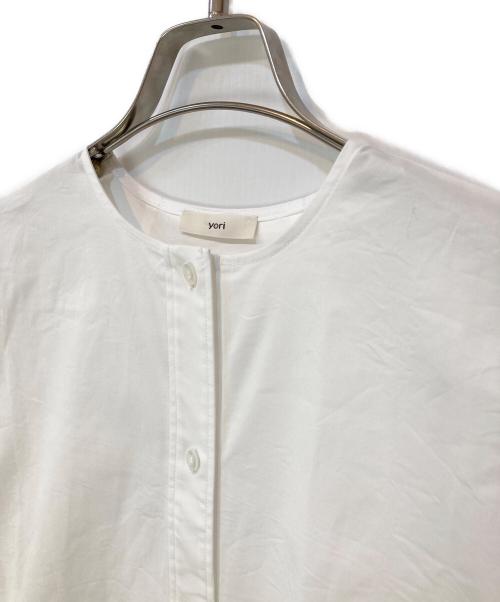 YORI（ヨリ）YORI (ヨリ) ウェッジラインブラウス ホワイト サイズ:Fの古着・服飾アイテム