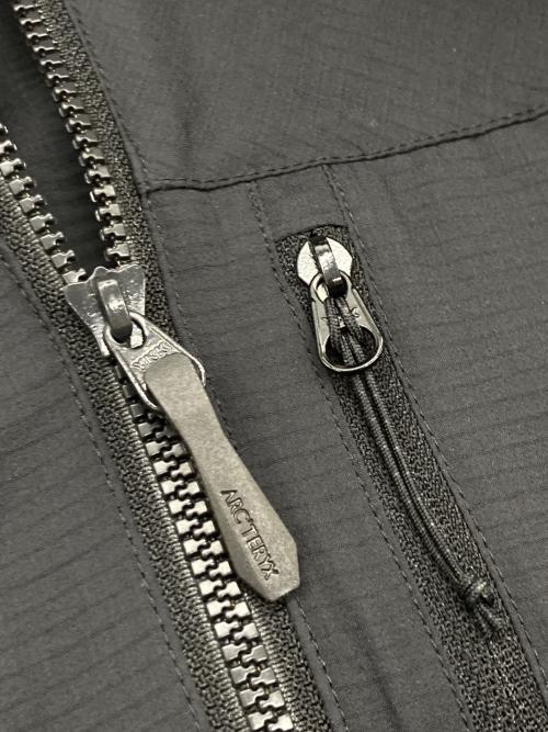 ARC'TERYX（アークテリクス）ARC'TERYX (アークテリクス) SQUAMISH HOODY ジャケット ブラック サイズ:Mの古着・服飾アイテム