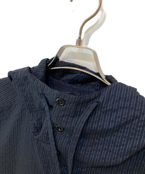 utility specification（ユーティリティ スペスィフィケーション）utility specification (ユーティリティ スペスィフィケーション) STONE Yarn dyed Seersucker ストライプフードシャツ Navy Stripe サイズ:XLの古着・服飾アイテム