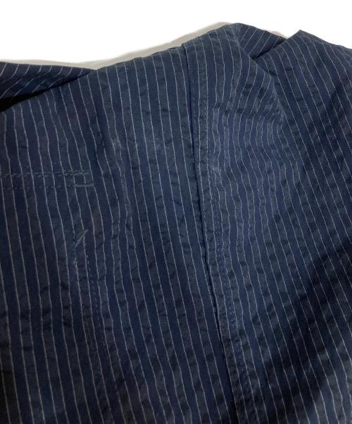 utility specification（ユーティリティ スペスィフィケーション）utility specification (ユーティリティ スペスィフィケーション) STONE Yarn dyed Seersucker ストライプフードシャツ Navy Stripe サイズ:XLの古着・服飾アイテム