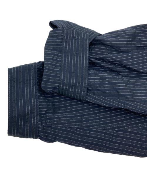 utility specification（ユーティリティ スペスィフィケーション）utility specification (ユーティリティ スペスィフィケーション) STONE Yarn dyed Seersucker ストライプフードシャツ Navy Stripe サイズ:XLの古着・服飾アイテム