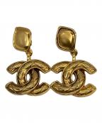 CHANELシャネル）の古着「マトラッセ ココマーク スイングイヤリング」｜ゴールド