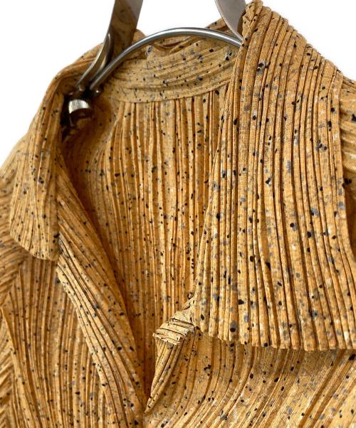 PLEATS PLEASE（プリーツプリーズ）PLEATS PLEASE (プリーツプリーズ) 半袖プリーツシャツ ベージュ サイズ:4の古着・服飾アイテム