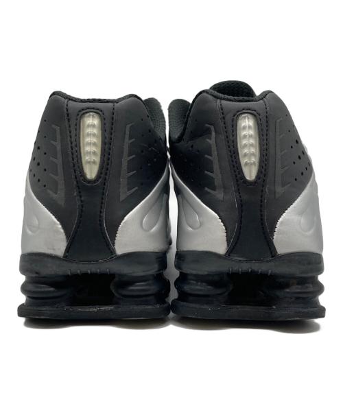 NIKE（ナイキ）NIKE (ナイキ) SHOX R4 ローカットスニーカー BLACK/BLACK-METALIC  サイズ:US9の古着・服飾アイテム